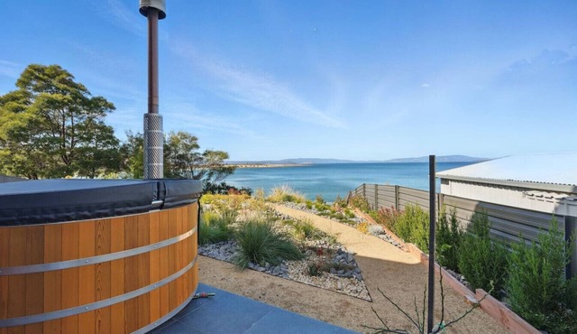 Modern Coastal Retreat + Hot Tub in Carlton River