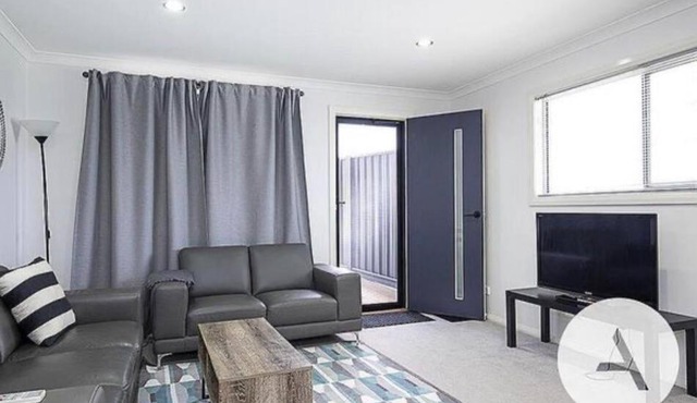 Modern cottage central location in Phillip
