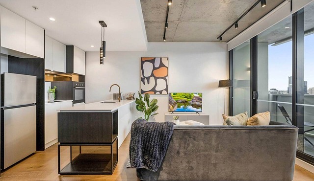 Modern, Executive 1 Bedroom Apartment With Balcony in Cremorne