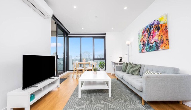 Modern Luxe Charm with Balcony Parking Gym in Ivanhoe