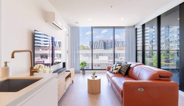 Modern Luxury 2B2B Sky Garden SmartTV in Glen Waverley