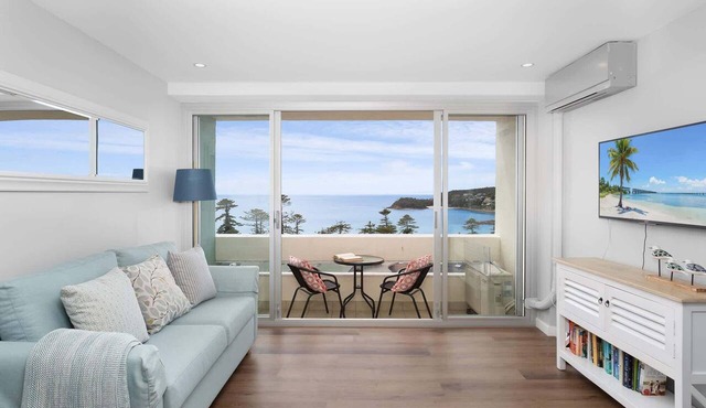 Modern Manly Apartment with Stunning Views, Pool in Manly