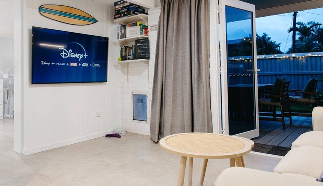 Moffat Beach Coastal Contemporary Unit B in Moffat Beach