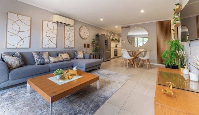 Mount Warren Park Stay | Sleeps 4 + BBQ & Parking in Mount Warren Park