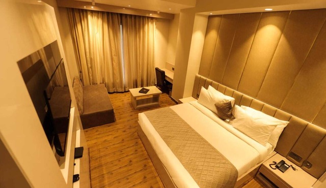 MVR Grand Hotel in Kanpur