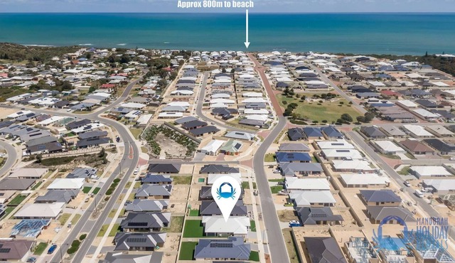 New modern holiday home, sleeps 6, close to beach and estuary boat ramps in Dawesville