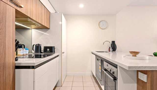Newstead Balcony Hideaway | Rooftop Pool | Walk to James St & the Valley in Newstead