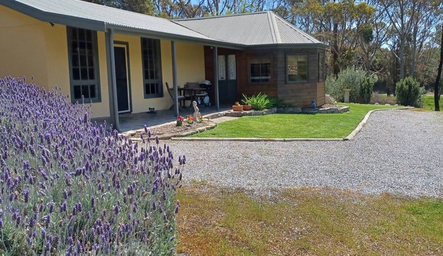 Nowhere Else Cottage with private spa. Unique farm stay. in Delamere