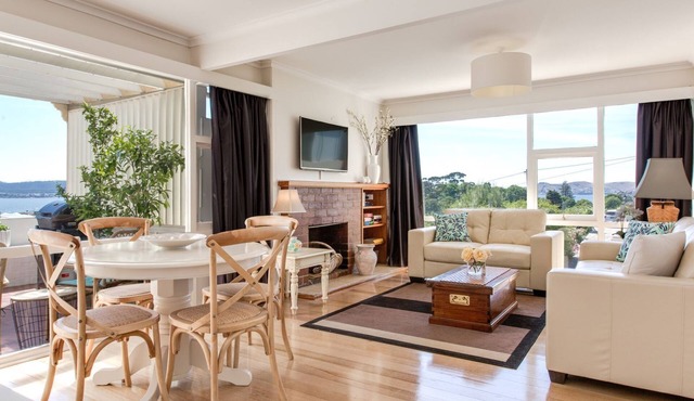 Nutgrove Villa - Walk to Beach, cafes and shops in Sandy Bay