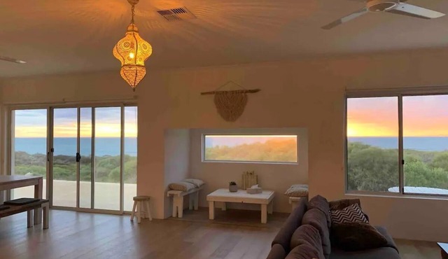 Oceanfront Tranquility: Luxe Modern Retreat in Dongara