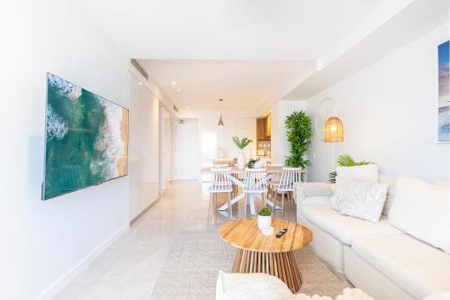 Oceanus oasis at Bokarina Beach -stunning modern coastal apartment in Kawana Waters