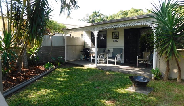 Open plan Studio, Fenced Yard for Dog, Gas BBQ, Firepit for marshmallow nights! in Rosemount