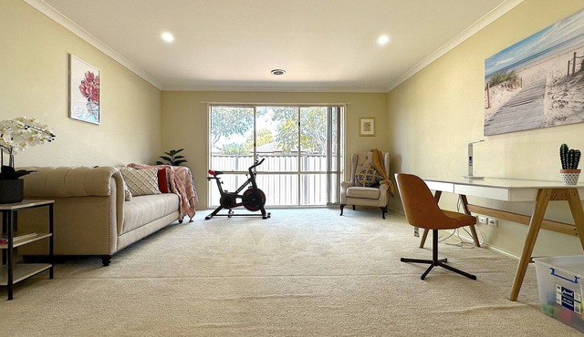 Open Range Zoo/Supper Comfortable Beds/Shopping Center in Point Cook