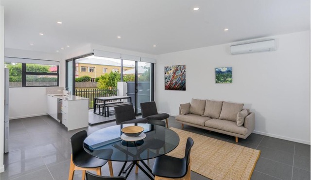 Oxford Steps - Executive 2BR Bulimba Apartment Across from the Park on Oxford St in Brisbane