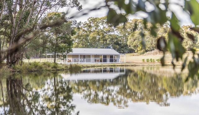 Paradise Valley Cottage and Lake in Spring Hill in Spring Hill
