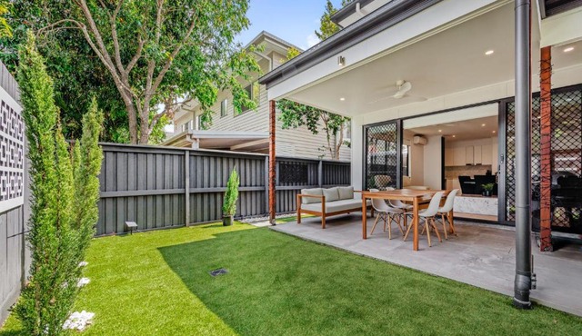 Peaceful 3BR 2BA with Parking Near Airport and CBD in Brisbane