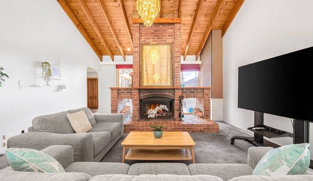 Peaceful Bushland Retreat with Treetop Hills Views in Wonga Park