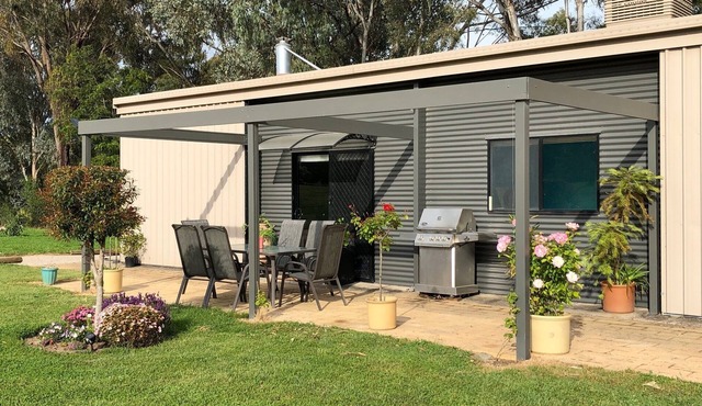 Peaceful, comfortable and convenient river retreat in KILLAWARRA
