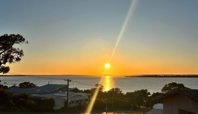 Peaceful Estuary Views. Huge family home with table tennis, kayak and basketball in Dawesville