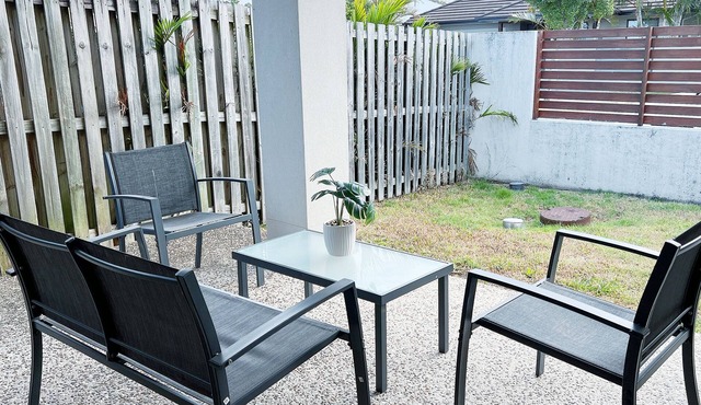 Peaceful Oasis, Prime Location - close to Pool, Gym, and Golf Courses in Hope Island