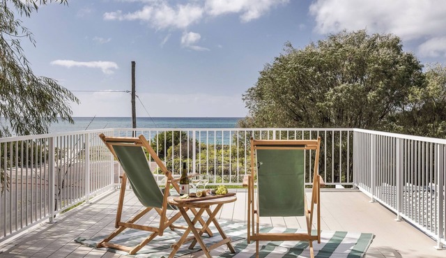 PERFECTLY STYLED BEACH HOUSE WITH NEWLY RENOVATED BALCONY in Broadwater