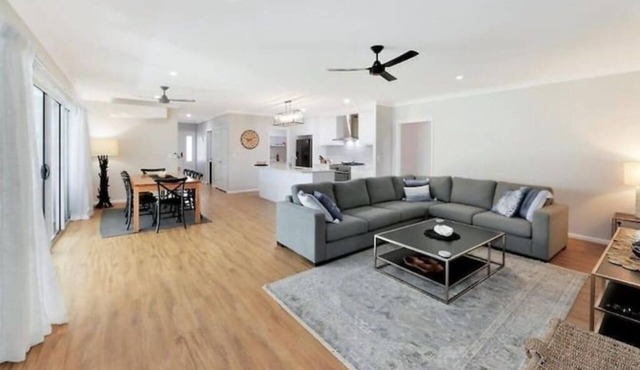 Pet friendly Hamptons style home. 3-minute walk to beach in Point Vernon