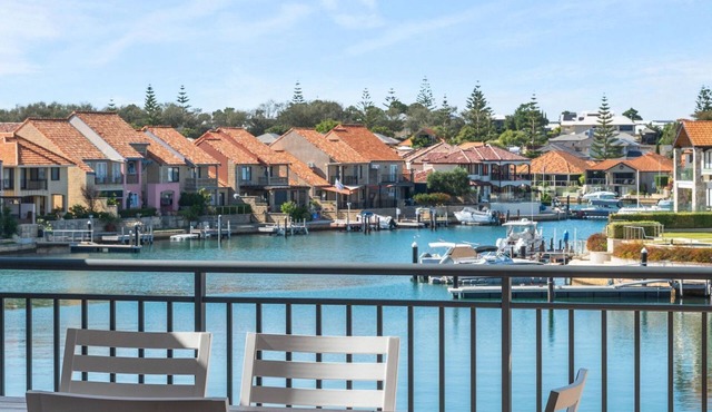 Pet Friendly Luxe Waterfront Retreat with Jetty in Wannanup