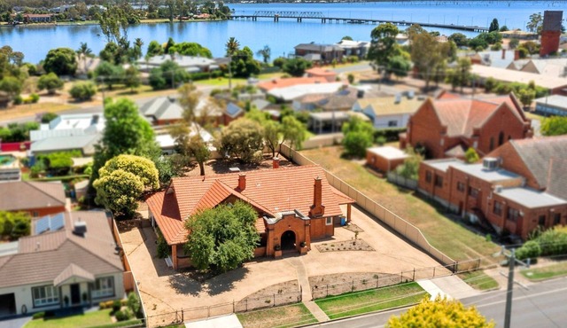 Pipers Rest located in the heart of yarrawonga. plenty of parking for boats and trailer. in Yarrawonga