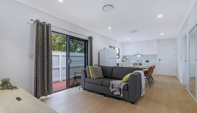 Poolside Family Cottage near Shopping Towns in MacGregor