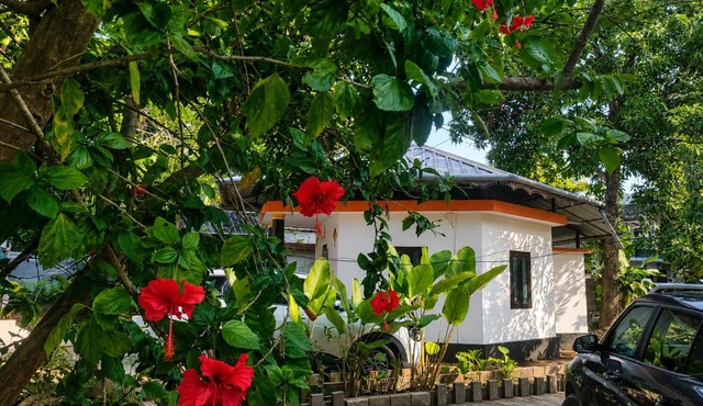 Private AC Cottage for 3 Friends at South Cliff Varkala in Varkala