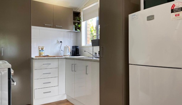 Private Guesthouse - Pet friendly - Walk to Beach in Buddina