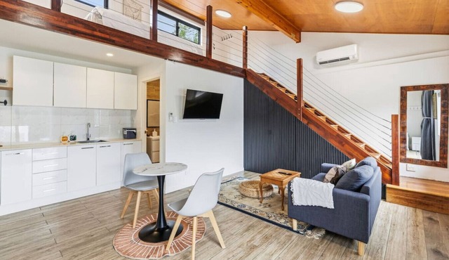 Private Loft Studio | High Ceiling | Tennis Court in Daisy Hill