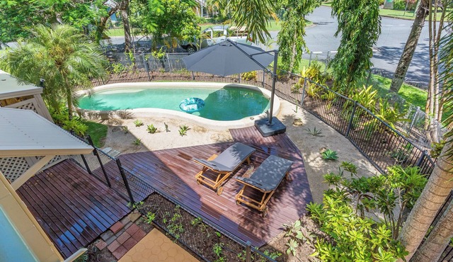 Private Pool - Beach Townhouse in Holloways Beach