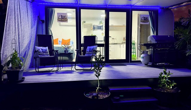 Private Studio Pod well equipped | Walk to Town | Aircon, Deck & BBQ, Wifi in Howard