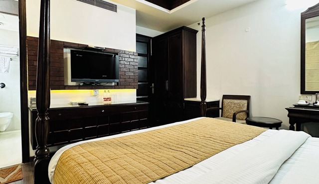 Qotel Signature Lavish Inn Rajouri Garden