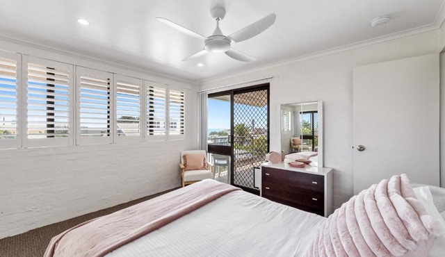 Quaint 2-Bed Beach Abode with Ocean Views in Alexandra Headland