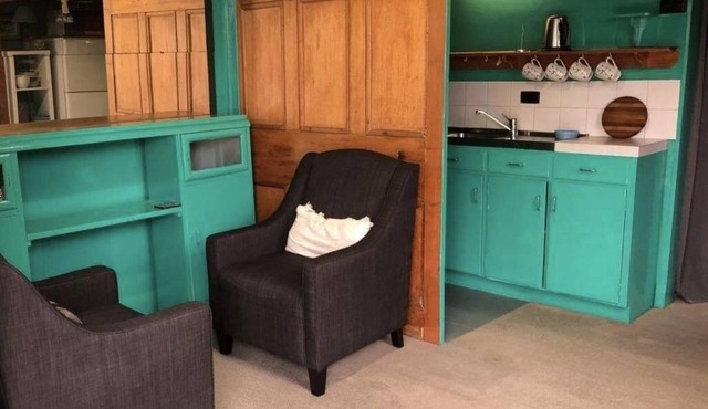 Quaint, self contained apartment with kitchenette. in Williamstown
