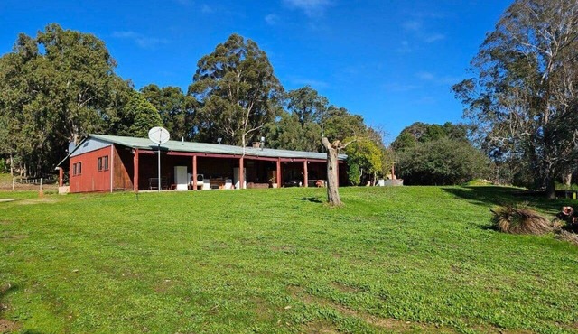 Queen & King Single Chalet 13 | Manjimup WA in Upper Warren