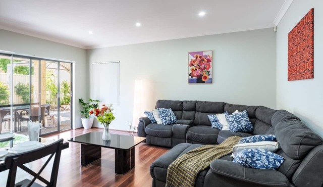 Queen’s Residence-close to Perth Airport,CBD and Casino (Crown) in Queens Park