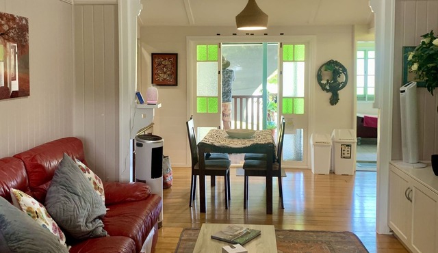 Queenslander on Queens - Upstairs Unit in Hermit Park