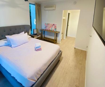 Quiet and tropical 3 bedroom holiday unit within walking distance to the Strand and Stadium -non smoking property- in Townsville