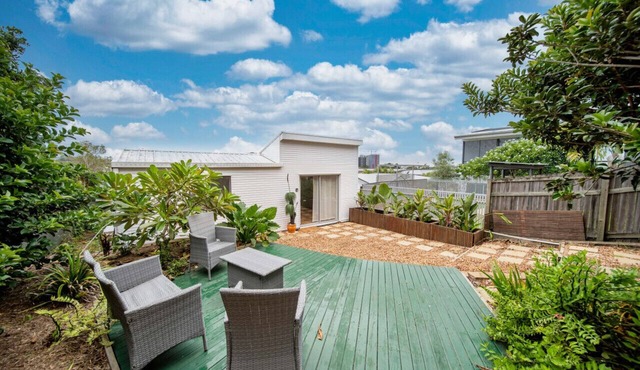 Quiet back yard guest house in the heart of Bulimba. in Bulimba