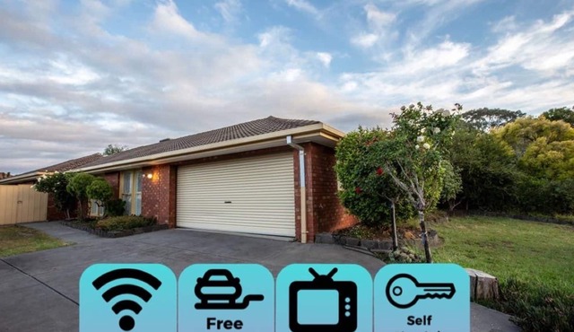 Quiet & Peaceful 3bed2bath HOME @Keilor Downs in Keilor Downs