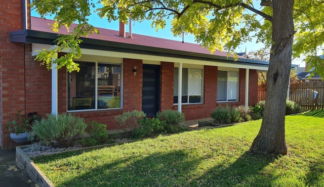 Recently renovated house in quiet leafy surroundings. in Warrnambool