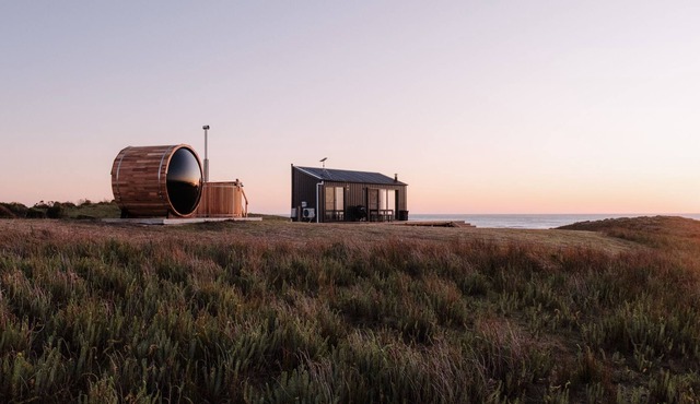 Red Rock Hut - oceanfront tiny house on King Island with hot tub and sauna in Bungaree