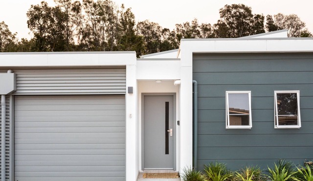 Refresh@Shellys. Boardwalk stroll down to beach from modern coastal villa. in Port Macquarie