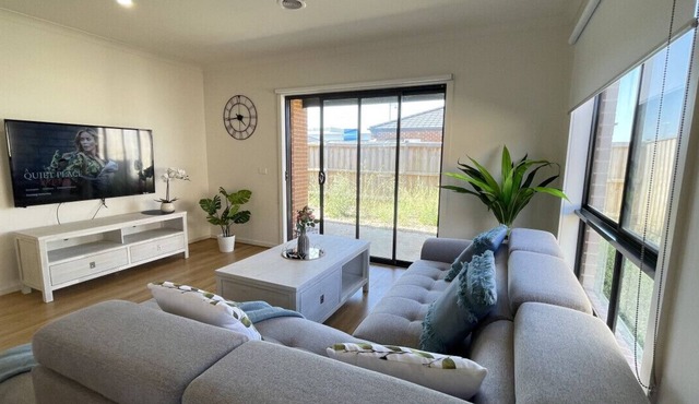 Relax 5 BRMS Rental house Netflix Parking Wifi near Melton in Weir Views