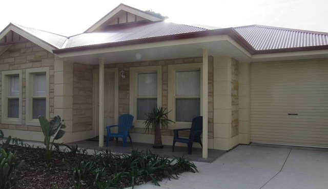 Relax in Comfort, Walking distance to beach in Mccracken