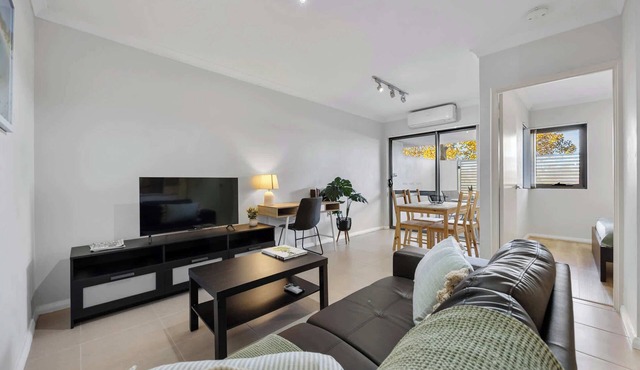 Relaxing Rockingham 2BR | Balcony & Parking in Rockingham