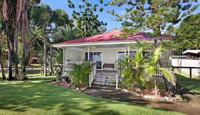 Relaxing waterfront property with own jetty and magnificent views in Amity Point
